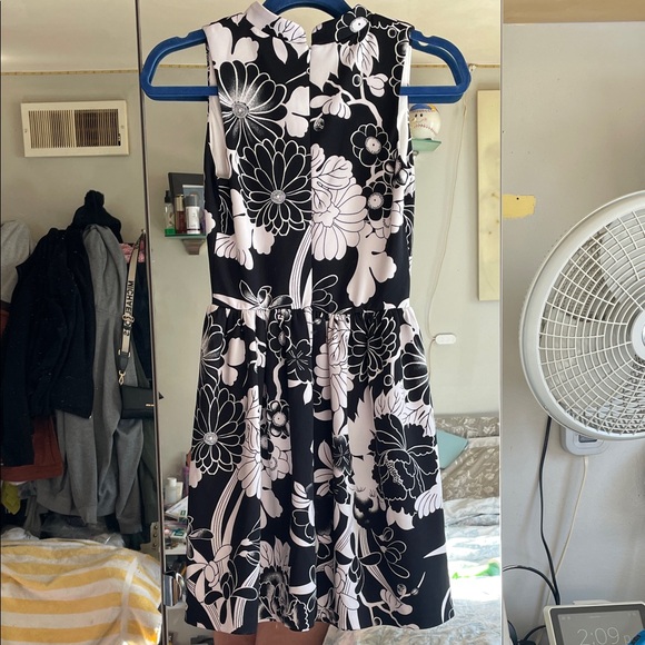 Chic Black and White Floral Mini Dress - Picture 2 of 3